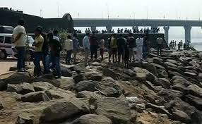 College girl dies while taking selfie off a rocky beach in Mumbai