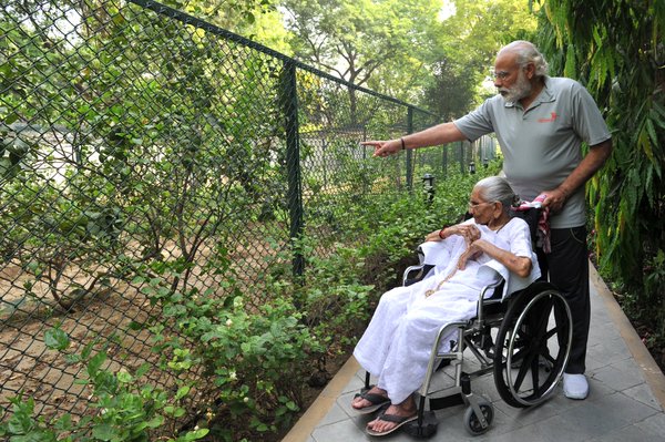 Modi's mother visits 7 RCR for the first time, both share quality time