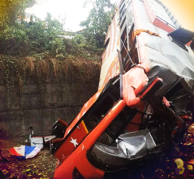 Mumbai-Pune Expressway Accident: 17 died & 40 injured as bus rammed  into two cars