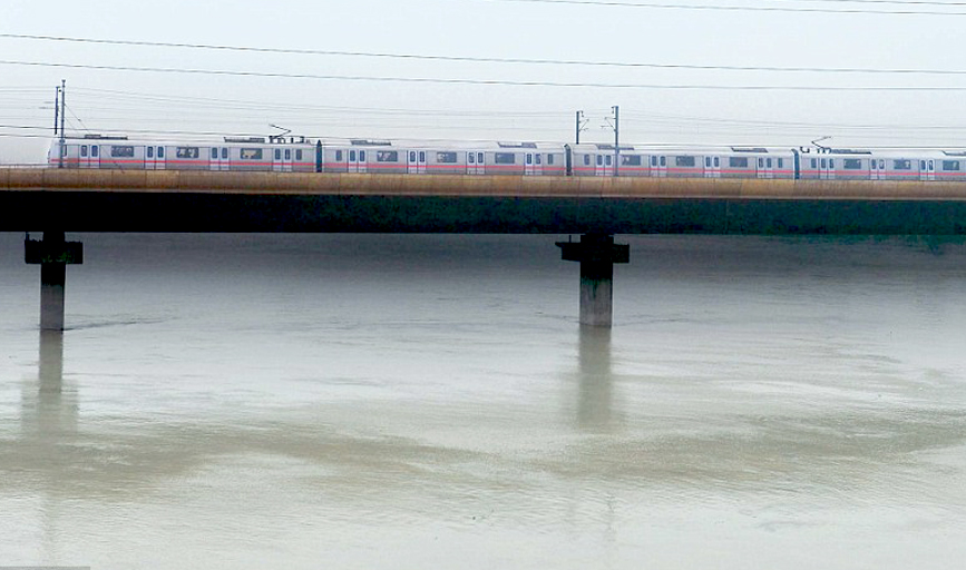 Yamuna water level in Delhi crosses warning mark