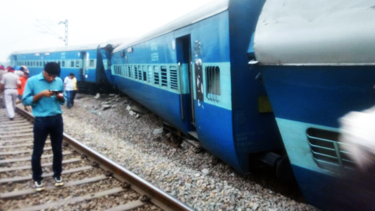 Pune-bound Jhelum Express derails, three passengers injured