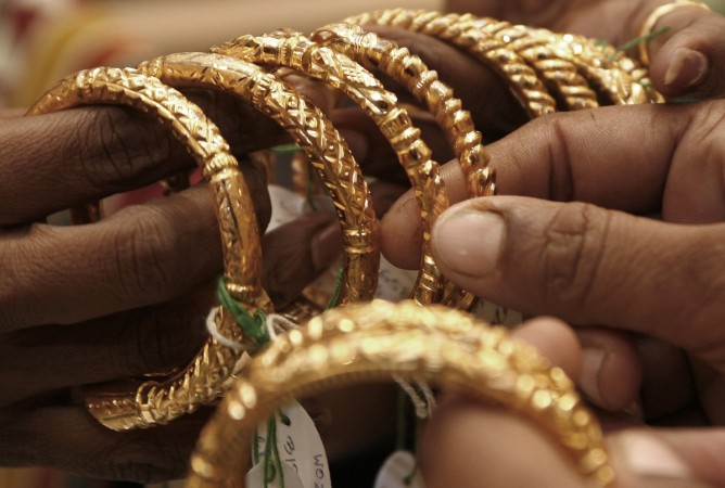 Gold, silver extend gains on jewellers' buying