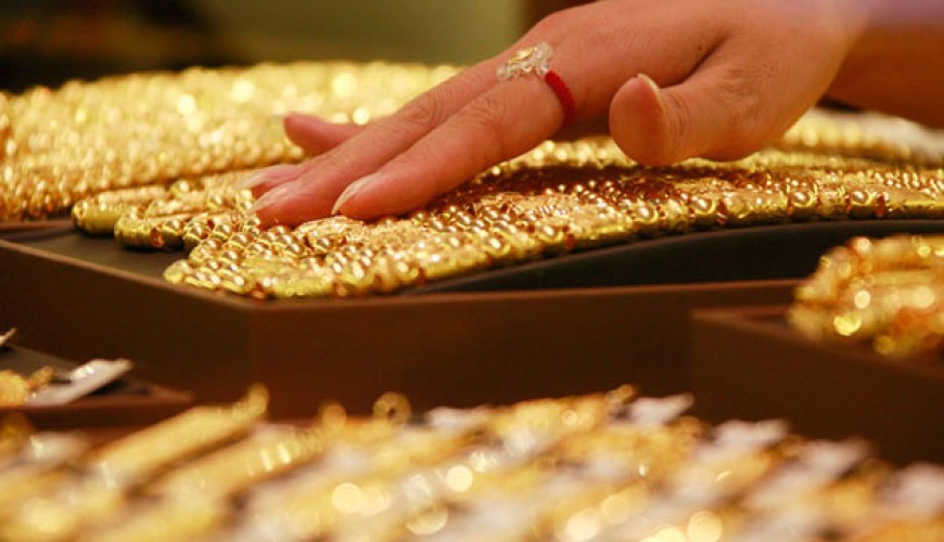 Glittery gold climbs Rs 300 on global cues, jewellers' buying
