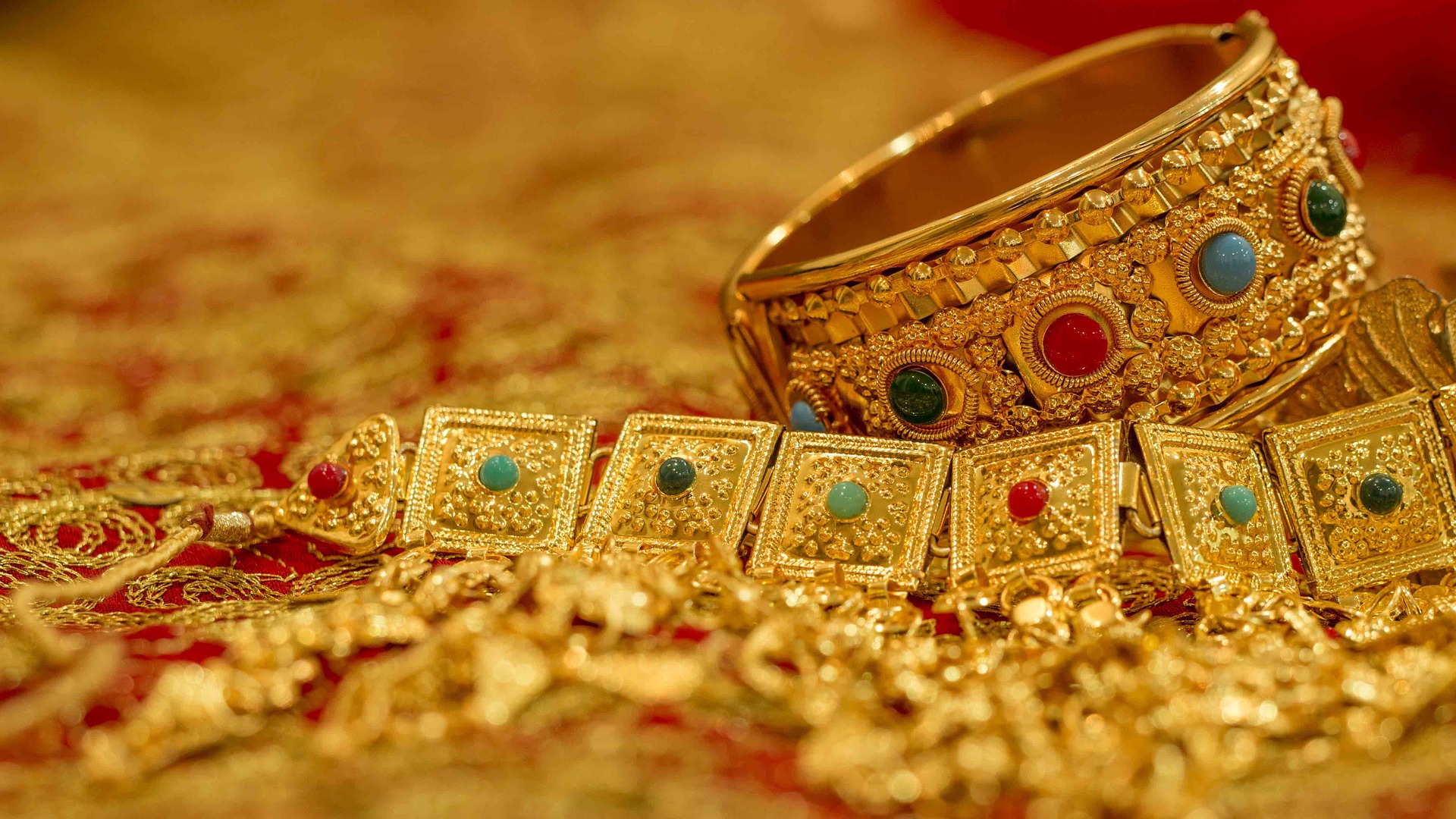 Gold faces global woes, eases Rs 100 to Rs 29,050