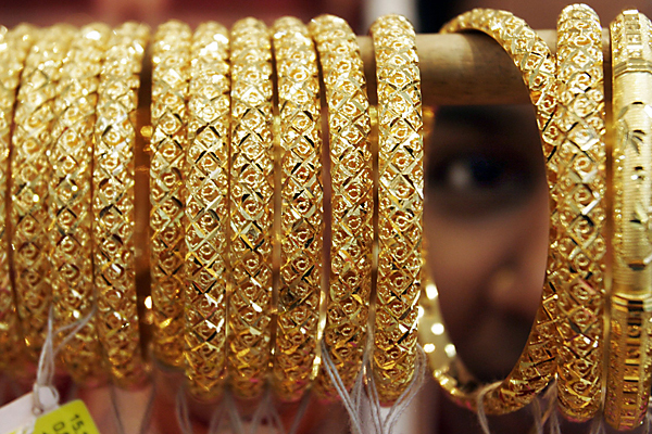 Gold gives up more, down Rs 190 after dollar's strength