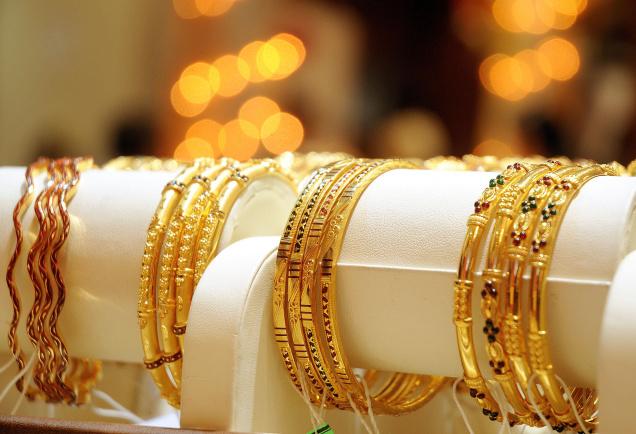 Gold regains glitter on global cues, jewellers' buying