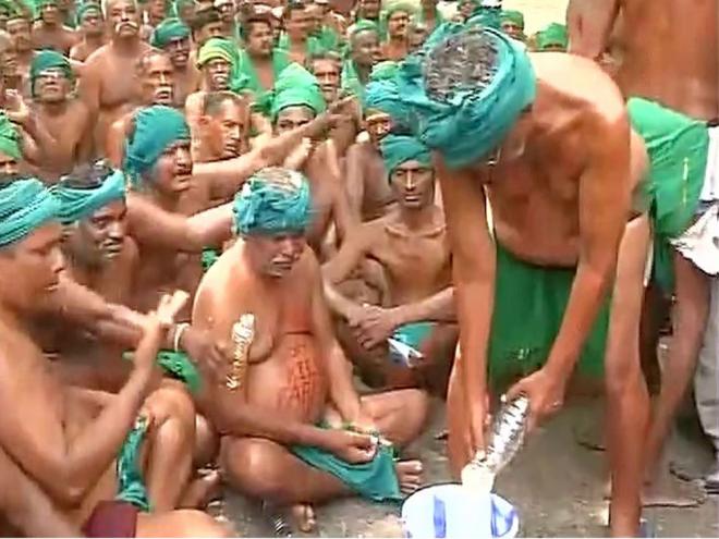 Protesting Tamil Nadu farmers drink urine