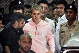Bieber lip-syncs at debut India concert, fans furious