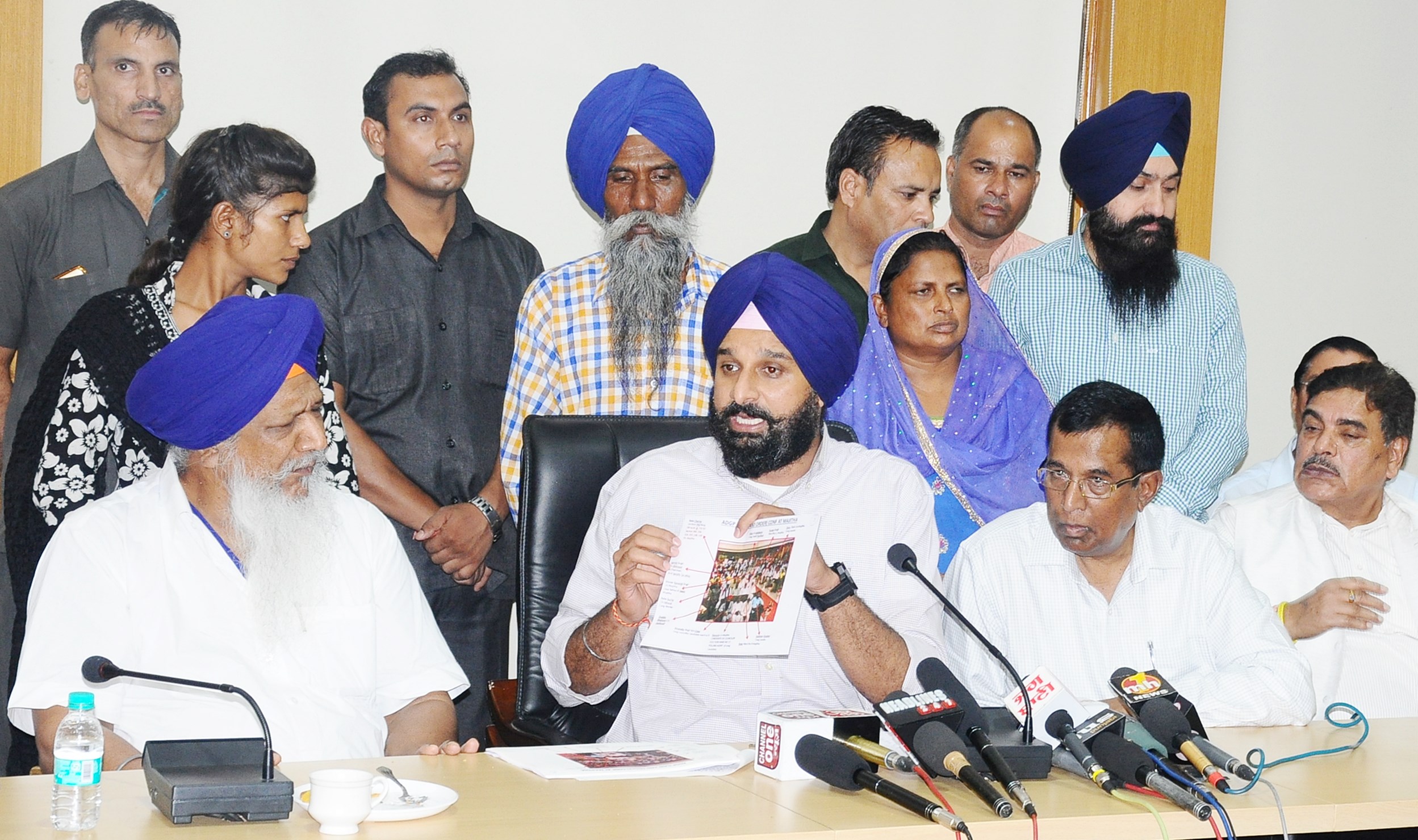 Bagga dalit atrocity victims presented before SC Commission by SAD-BJP delegation