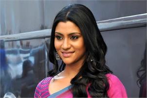 Convenient to box women and men within certain roles: Konkona