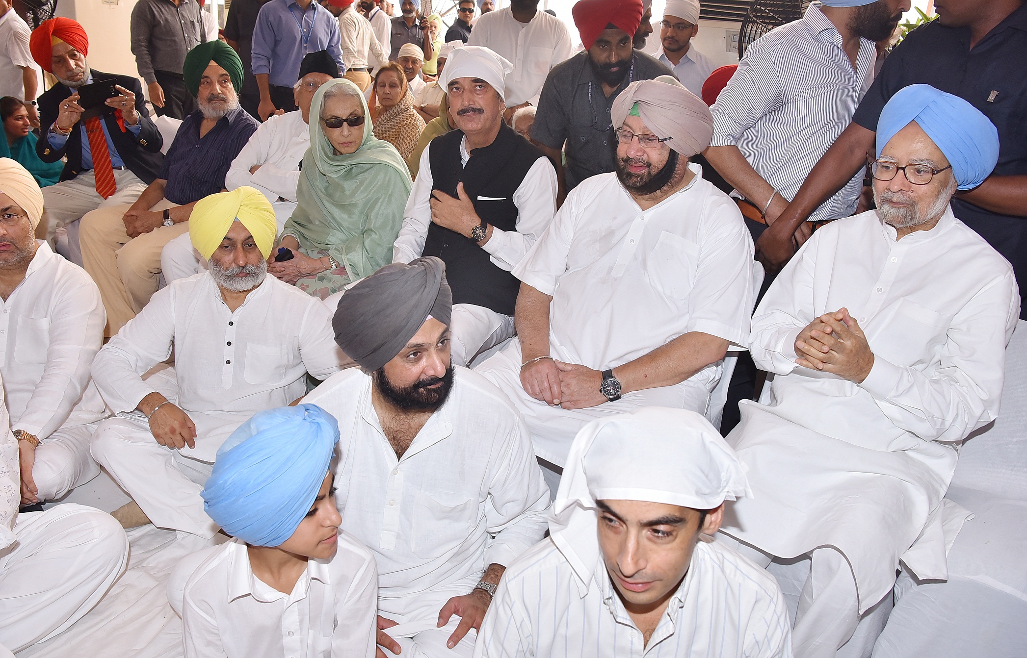 Dr Manmohan Singh, Ghulam Nabi, Sukhbir Badal join Capt. Amarinder at Rajamata’s bhog ceremony