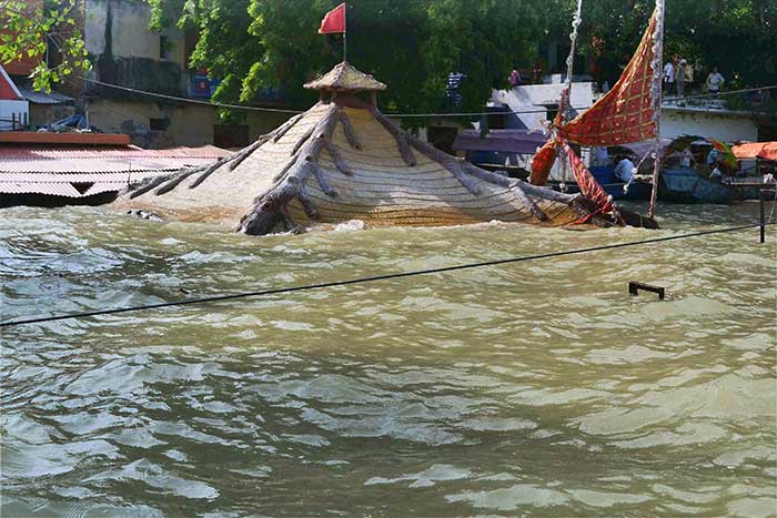 UP flood takes lives of 104; Army choppers, NDRF and PAC conduct rescue operation