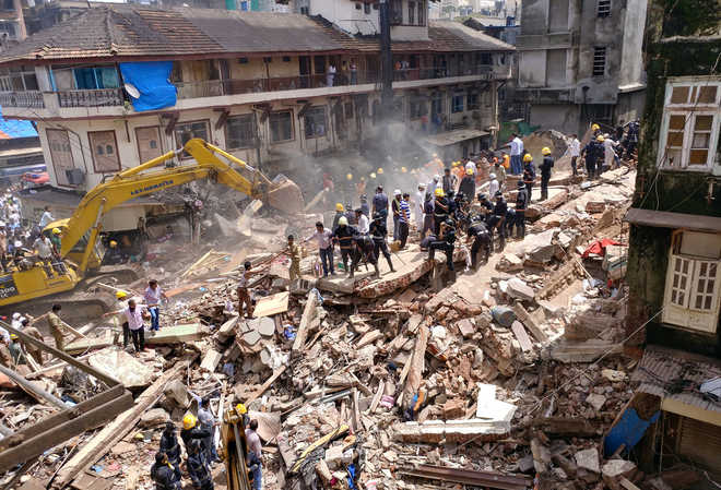 5 story building collapses in Mumbai, leaving 7 dead, about 30 trapped