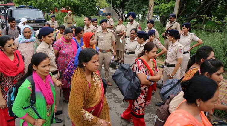 Police trying to evict ram rahim followers from panchkula
