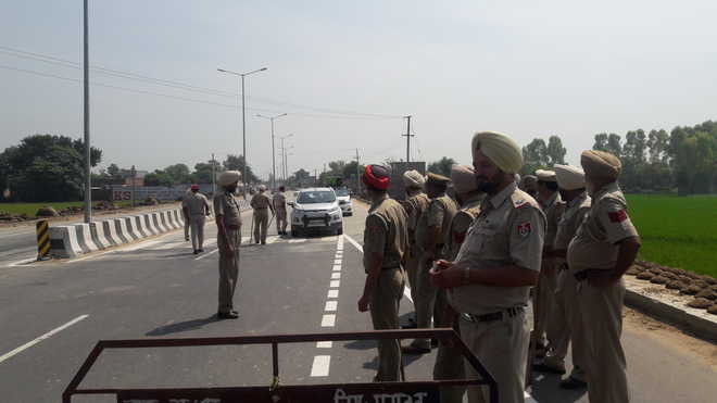 Police set up nakas to prevent farmers from reaching Patiala
