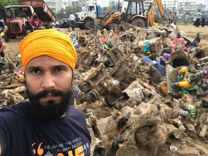 Learning from Sikhism, Randeep Hooda in a saffron coloured turban cleans Juhu Beach