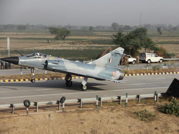IAF fighter planes make a touchdown on Lucknow-Agra Expressway
