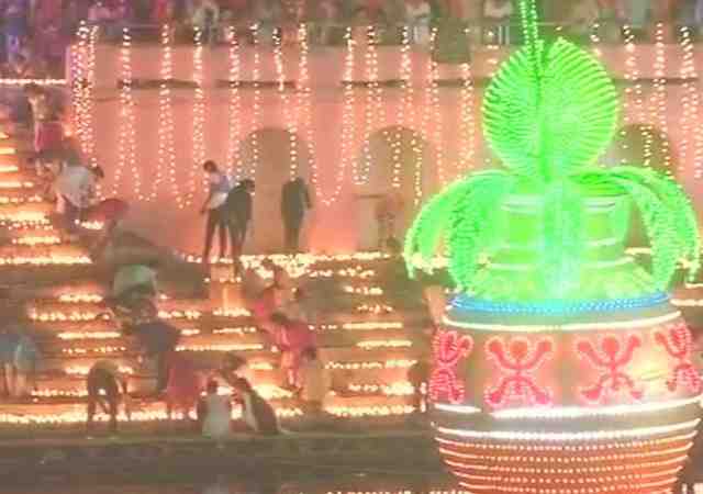 Diwali celebrations underway in Ayodhya, 2 lakh 'diyas' to light up banks of Saryu river
