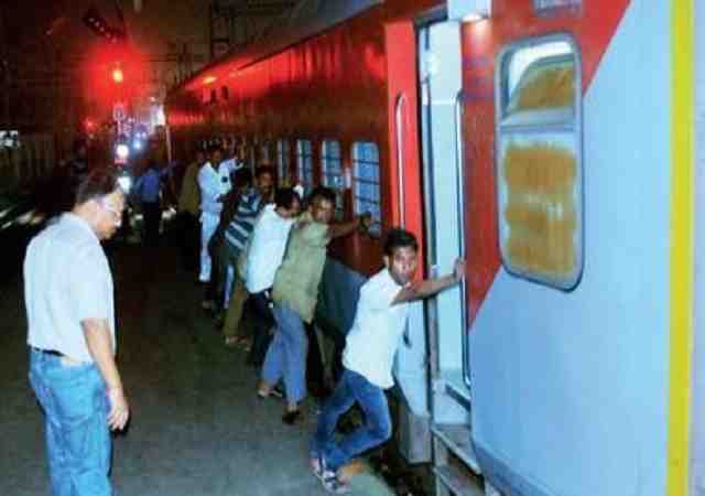 Rs 10,000 reward for Railway staff who manually pushed a train