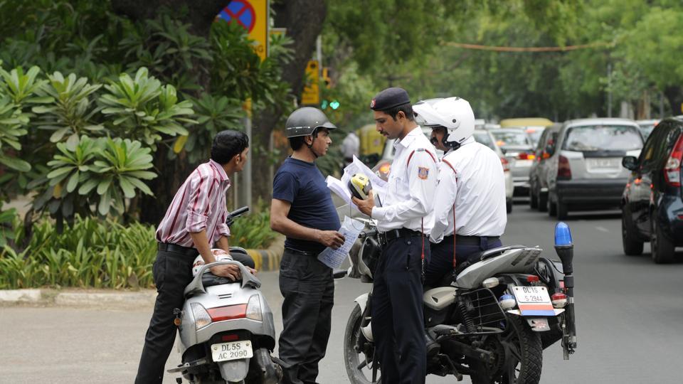 Delhi: Traffic policemen to carry sidearms in 10 days