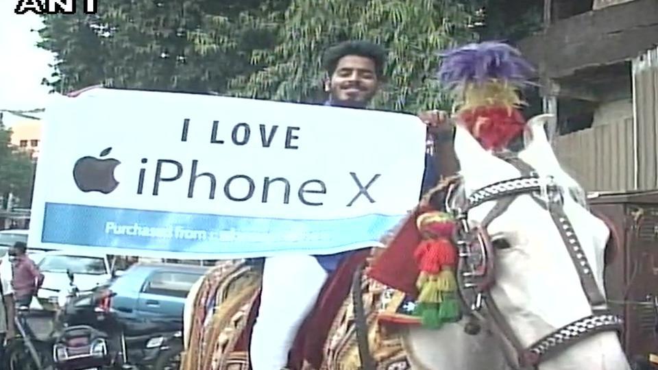 Mumbai man rides horse with Band, Baaja to Apple store to buy new phone