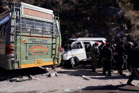15 injured in head-on collision in Doda