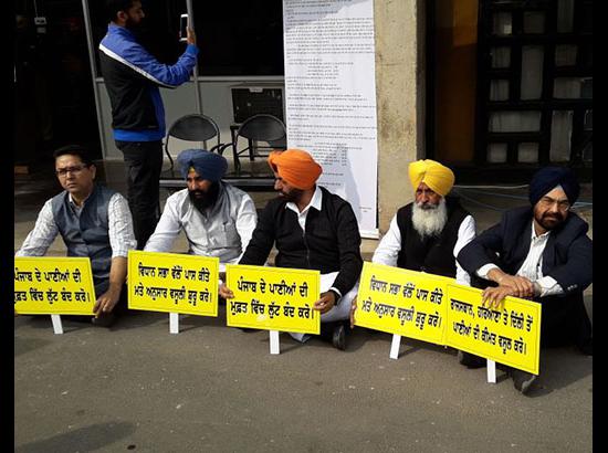 Bains brothers and AAP MLAs stage dharna in front of Punjab Secretariat