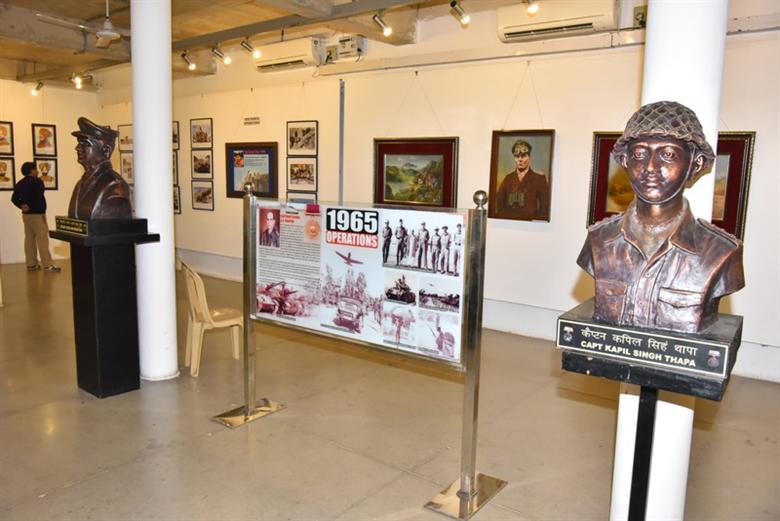 Military art and photography exhibition concludes