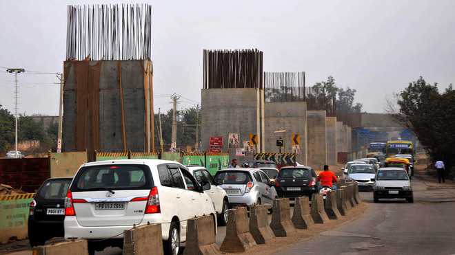 Kharar: Tardy progress of construction leads to Bottlenecks and traffic congestion