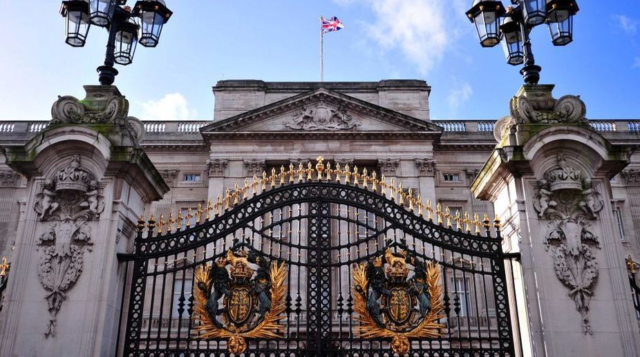Man tries to climb wall of Buckingham Palace arrested