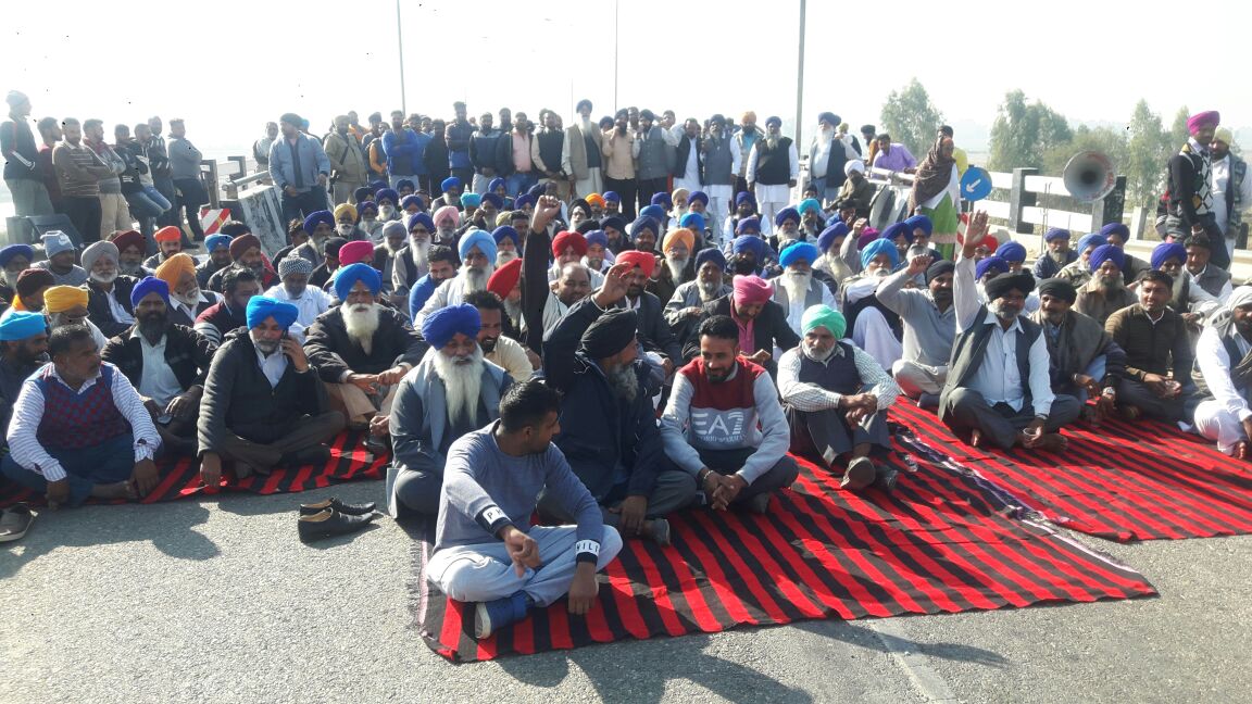 Protest on Gidder Pindi Jalandhar road by Akali leaders and workers