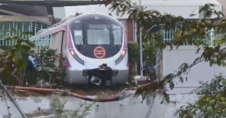 Delhi Metro Derailed, crashes into wall even before inauguration