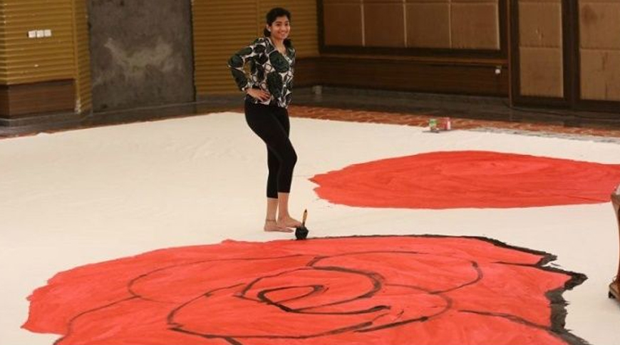 This 18 year old Girl Paints While Dancing, create the Largest Painting
