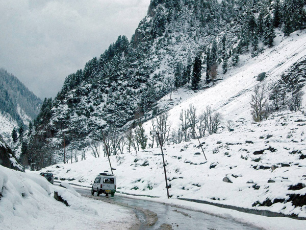 Fresh snow in HP, U'khand; rains cheer farmers in plains