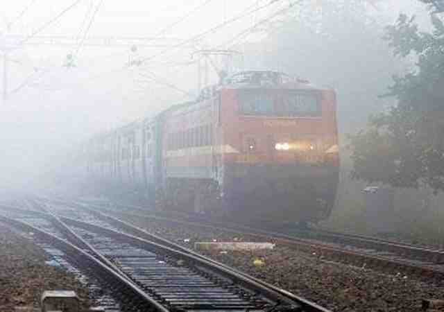 Dense fog in Delhi, 18 trains cancelled and 50 delayed