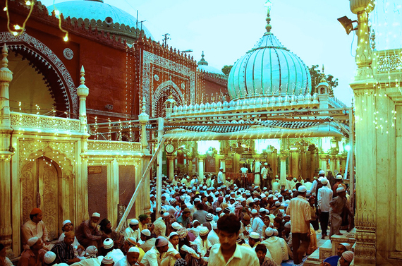 Confluence: Nizamuddin dargah turns yellow with 'Sufi basant'