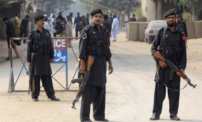 Pak suicide attack kills 11 soldiers