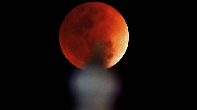 Moon does three-in-one, gazers watch red moon, super moon, eclipse
