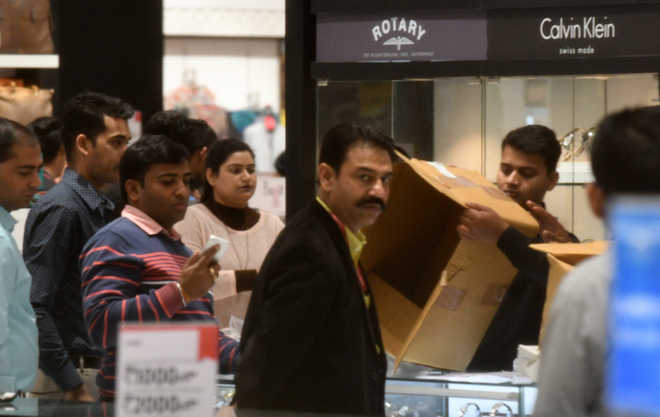 ED raid Gitanjali counter at Elante mall