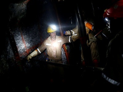 950 miners trapped in S.Africa after power outage: company