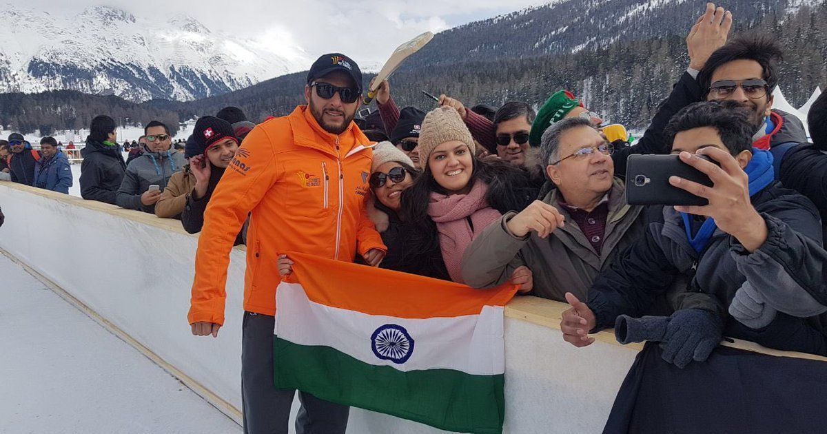 Afridi asks fan to hold Indian flag properly, wins hearts