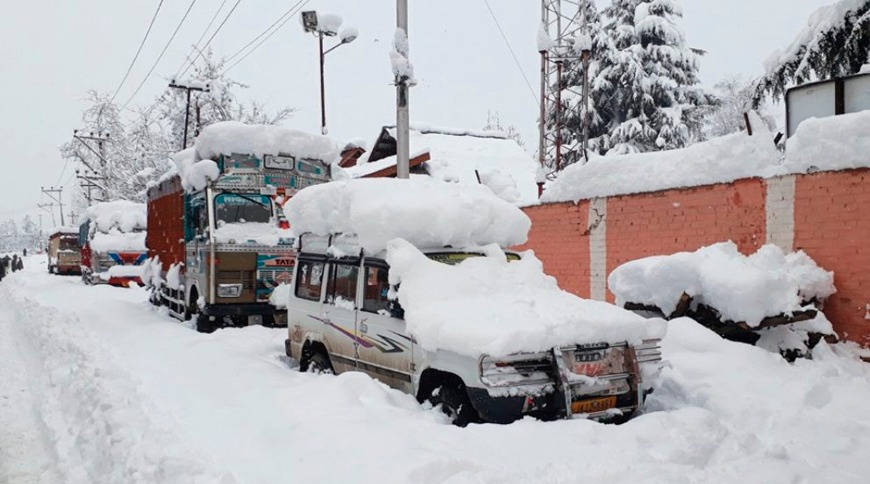 Fresh snowfall in J-K; Jammu-Srinagar NH closes, disrupts air traffic