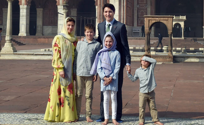 New Delhi: Jr Trudeau proves he is a cutie while Canadian PM and his kids play cricket