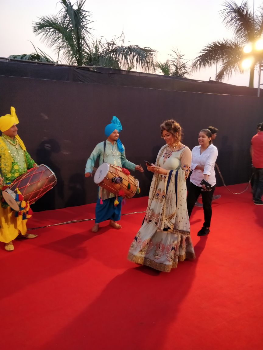 Extravagant Parmish Verma to ageless beauty Satinder Satti will host the Ptc Film Awards!