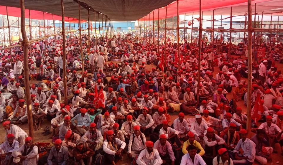 In Pictures : 40,000 farmers demand loan waiver with a 180 km-march in Mumbai