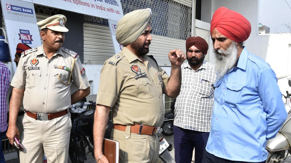 Armed robbers loot Rs 18 lakh outside bank in Ludhiana