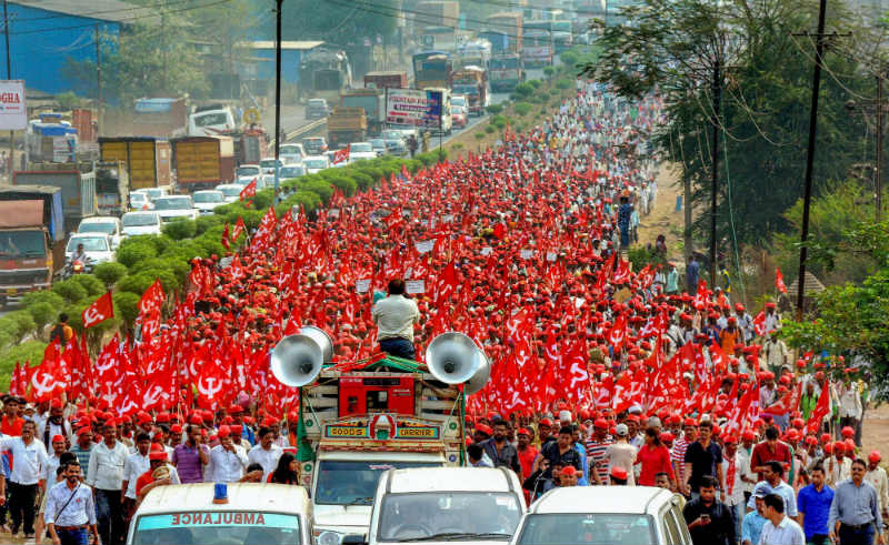 Thousands of farmers reach Mumbai, to lay siege to legislature today