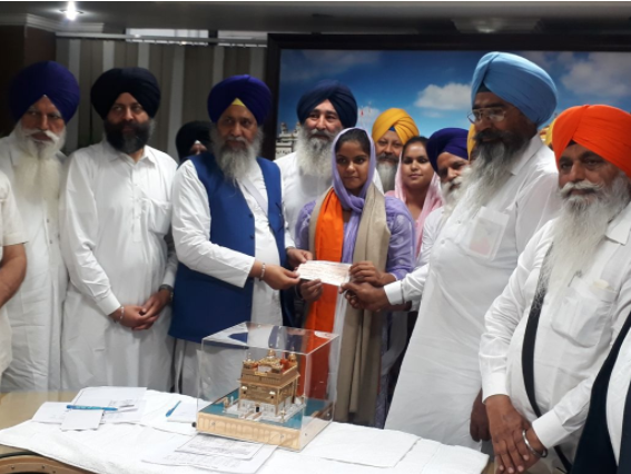 Gold Medalist Navjot Kaur honoured with a cheque of Rs 2.5 lakh by SGPC