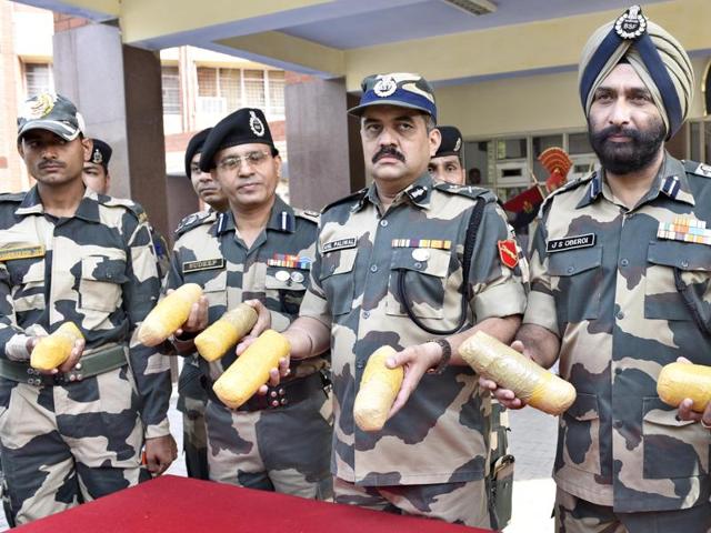 BSF seizes 11 packets of heroin on Indo-Pak border in Amritsar
