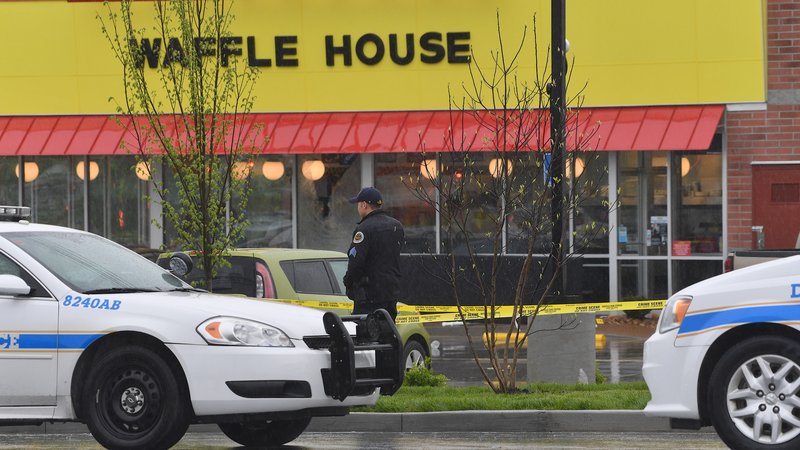 Nude gunman kills four at Tennessee restaurant: police